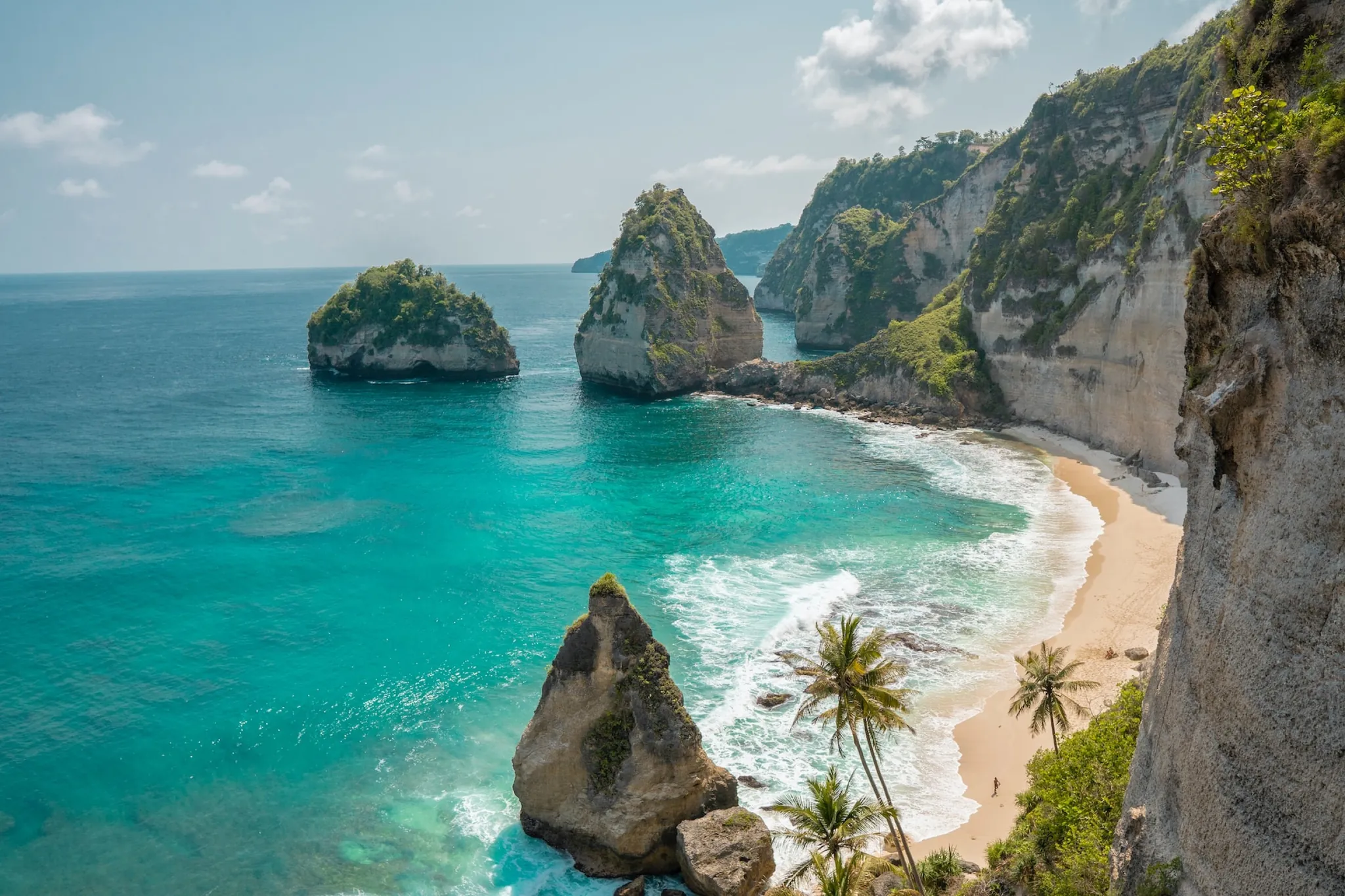 Turquoise water and cliffs on the coast of Nusa Penida