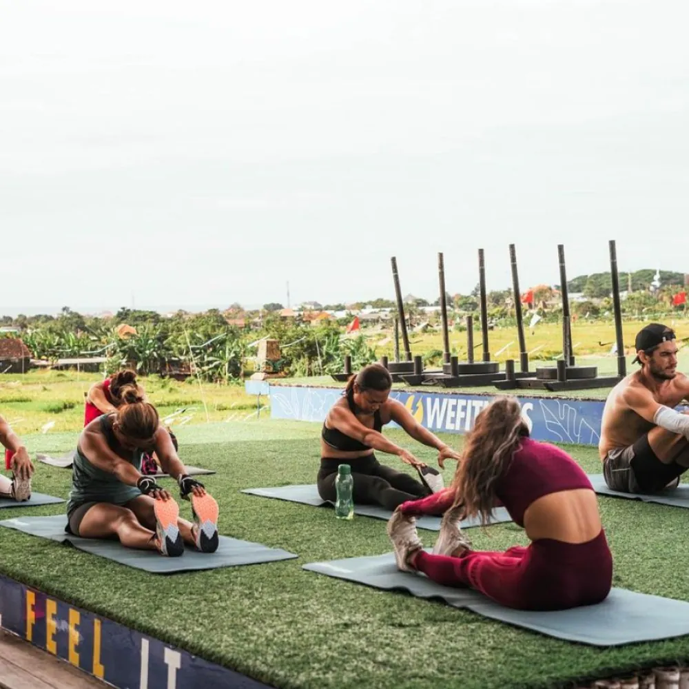 Групповая растяжка на газоне WeFitness